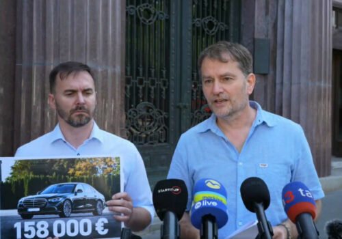 Matovič kritizuje Šimkovičovú za kúpený Mercedes. Neuveriteľná hanba v čase konsolidácie, hovorí – VIDEO