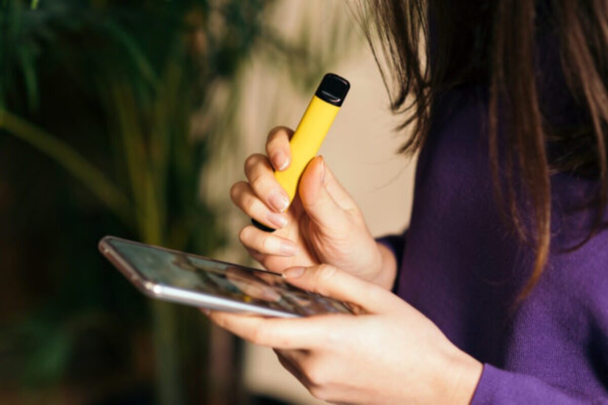 Príprava zákona o e-cigaretách viazne, poslanci parlamentu hovoria o cynizme a zlyhaní štátu