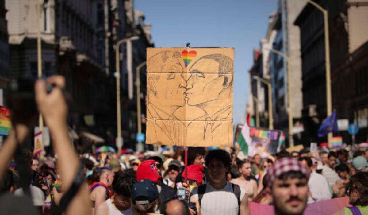 Desaťtisíce ľudí pochodovali na Budapest Pride napriek Orbánovmu zákazu, organizátorom hrozí väzenie