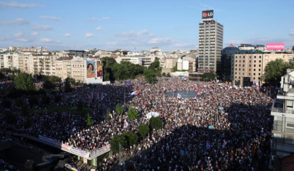 V Srbsku protestovalo až 140-tisíc ľudí, študenti a verejnosť požadujú predčasné voľby a reagujú na tragédiu – FOTO