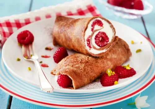 Dobroty na každý deň: Čokoládové palacinky s tvarohovo-malinovou plnkou a malinovým pyré