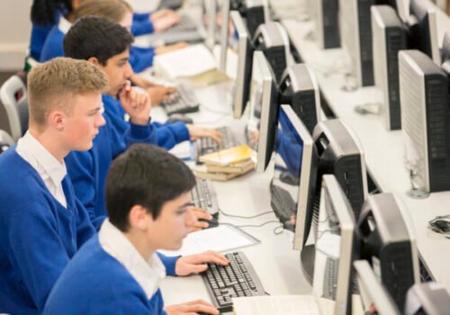 Absolventi informatiky majú najvyššie platové očakávania, od reálnych ponúk sa veľmi nelíšia