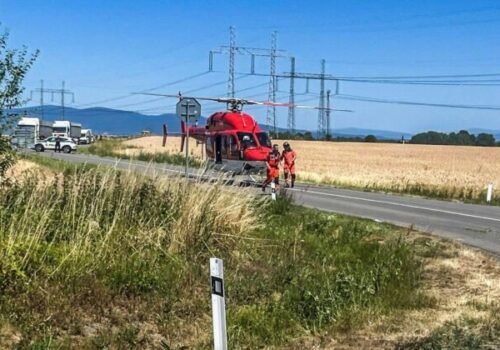 Záchranári zasahujú pri vážnej nehode pri Pavlovciach nad Uhom, na mieste sa nachádza aj vrtuľník