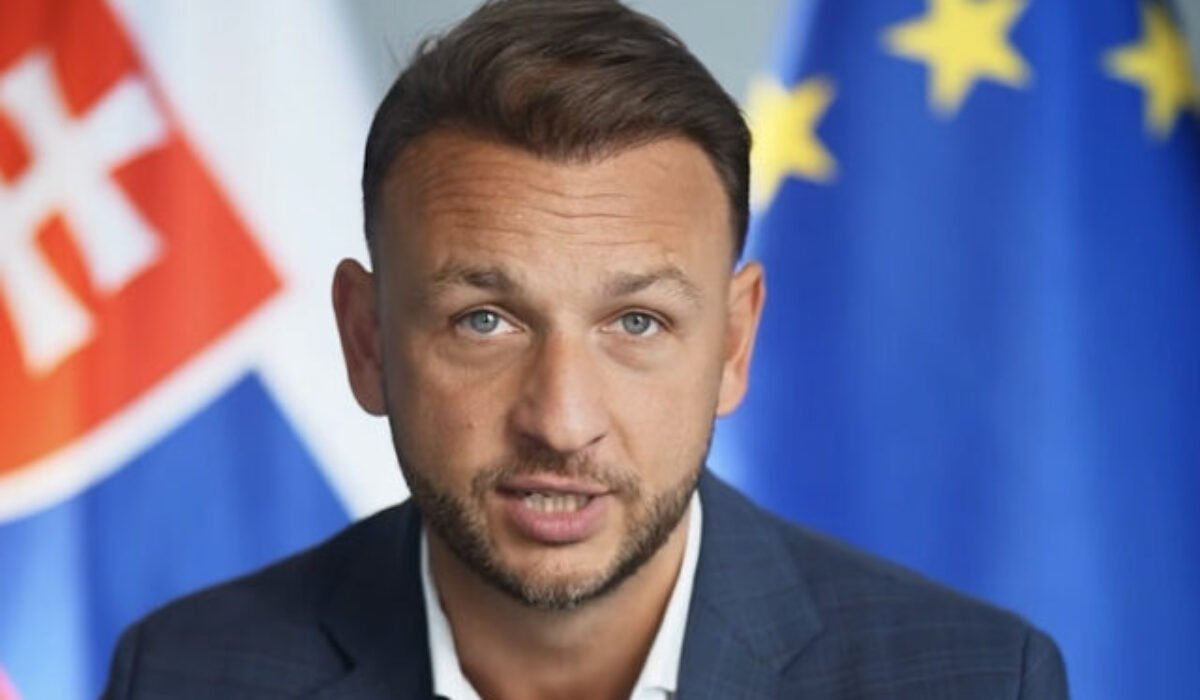 Šutaj Eštok obvinil opozíciu z papalášstva. Štát im má posielať milióny, sami si opasky uťahovať nemienia, tvrdí – VIDEO