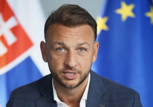 Šutaj Eštok obvinil opozíciu z papalášstva. Štát im má posielať milióny, sami si opasky uťahovať nemienia, tvrdí – VIDEO