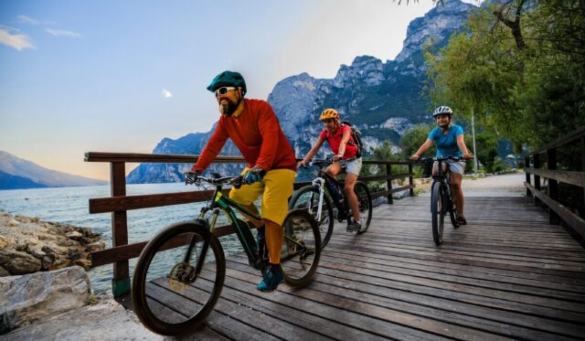 Bicykle a kolobežky v lete priťahujú nehody i zlodejov. Myslite na ich poistenie