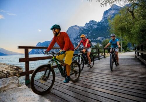 Bicykle a kolobežky v lete priťahujú nehody i zlodejov. Myslite na ich poistenie
