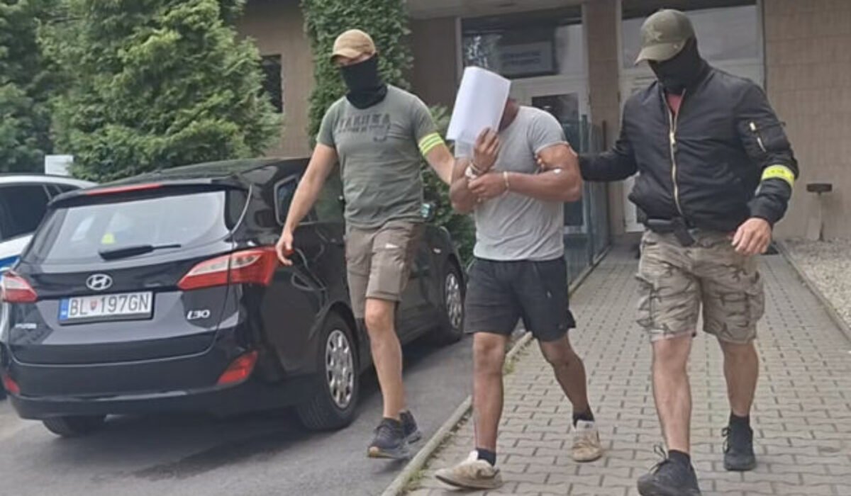 Polícia zadržala 24-ročného muža podozrivého z útoku nožom. Teraz už čelí obvineniu z pokusu o vraždu – VIDEO