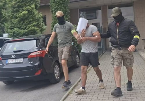 Polícia zadržala 24-ročného muža podozrivého z útoku nožom. Teraz už čelí obvineniu z pokusu o vraždu – VIDEO
