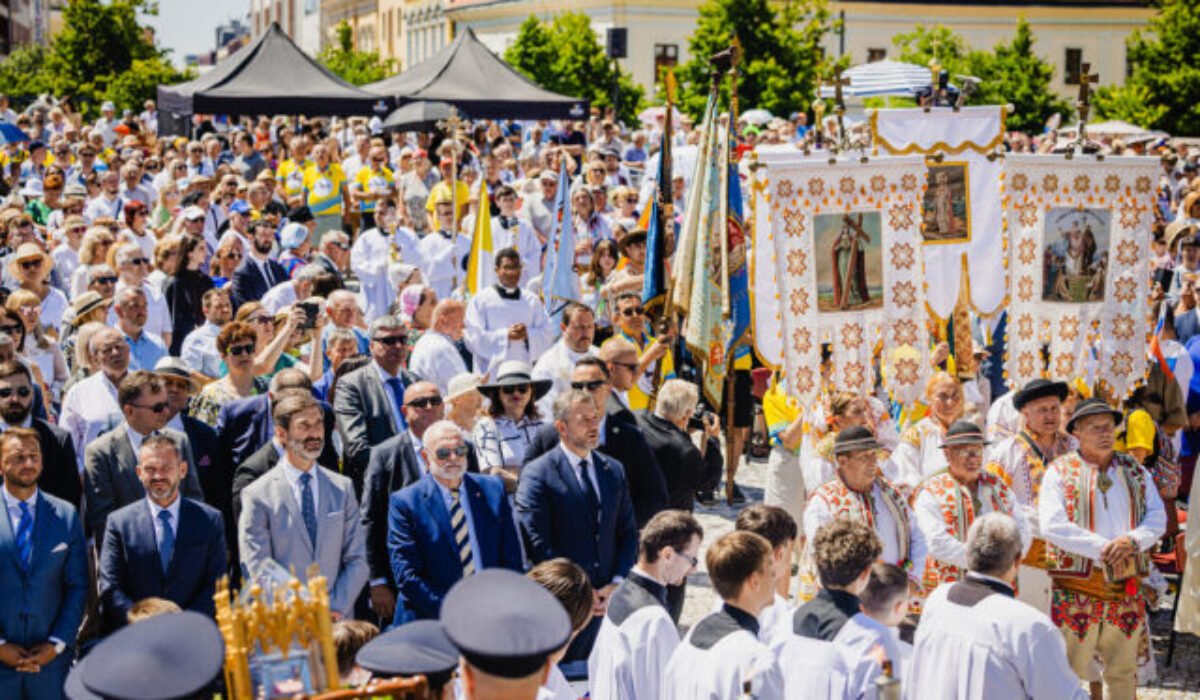 Tisíce pútnikov oslávili v Nitre vierozvestcov a 30. výročie návštevy Jána Pavla II – FOTO