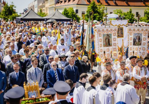 Tisíce pútnikov oslávili v Nitre vierozvestcov a 30. výročie návštevy Jána Pavla II – FOTO