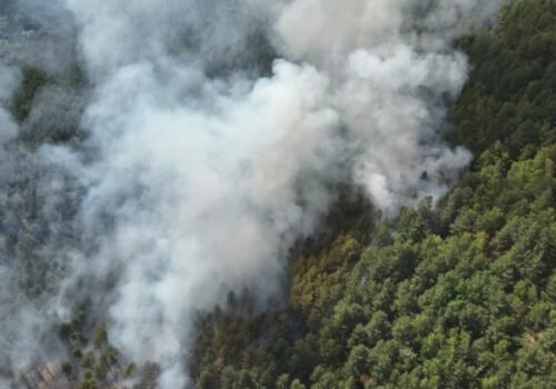 Pri požiari lesa v obci Richnave zasahujú hasiči aj vrtuľník ministerstva obrany – FOTO