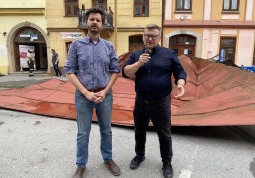 Na východe zúri chaos, pomoc neprichádza: Demokrati kritizujú vládu a žiadajú financie z rezervy premiéra – VIDEO