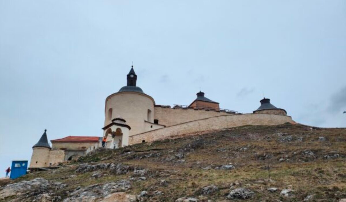 Strecha hradu Krásnej Hôrky je poškodená, došlo k posunutiu troch hrebenáčov