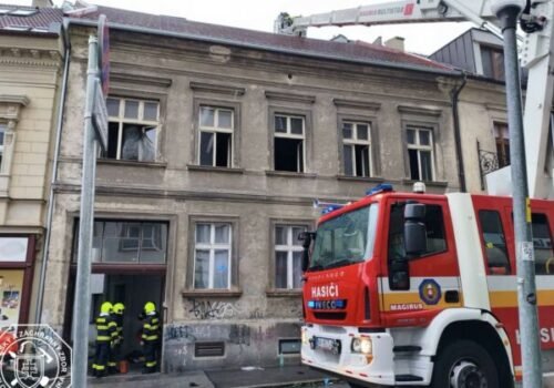 Pri požiari bytu v bratislavskom Starom Meste sa zranil jeden človek, predchádzal mu výbuch