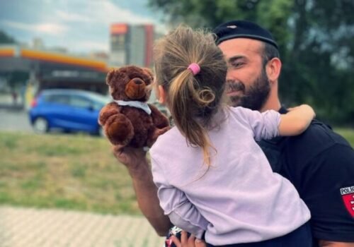 Bratislavskí policajti pátrali v Dúbravke po trojročnom dievčatku, našli ho všímaví seniori