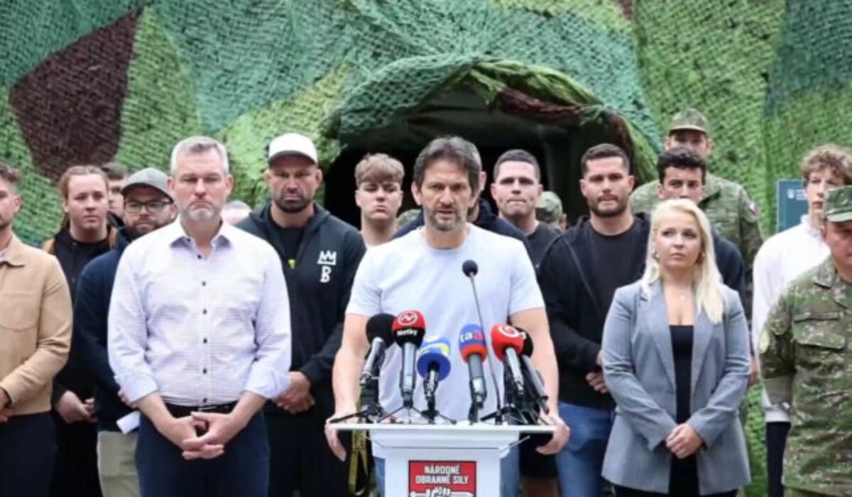 Pellegrini nastúpil na výcvik do Národných obranných síl, čaká ho budíček o 5:30 a žiadne úľavy – VIDEO