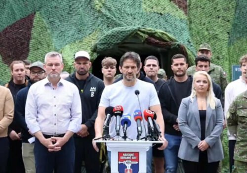 Pellegrini nastúpil na výcvik do Národných obranných síl, čaká ho budíček o 5:30 a žiadne úľavy – VIDEO