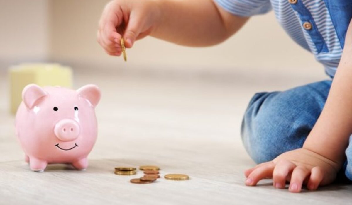 Dieťa vyhodilo plechovú pokladničku von z okna, matka prišla o takmer päťtisíc eur