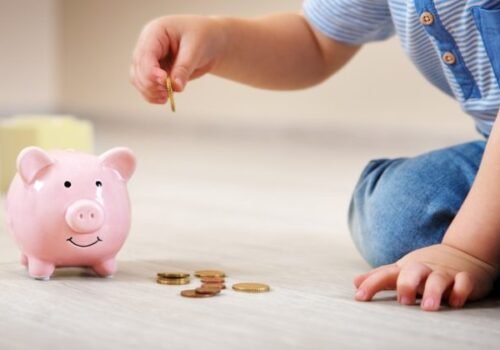Dieťa vyhodilo plechovú pokladničku von z okna, matka prišla o takmer päťtisíc eur
