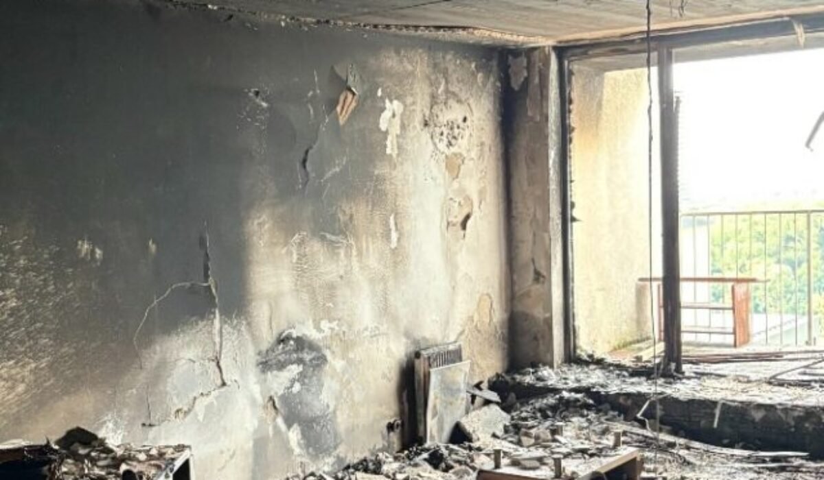 Tragédia pri Dunaji. Po požiari bratislavskej bytovky našli v jednom z bytov telo 75-ročného muža – FOTO