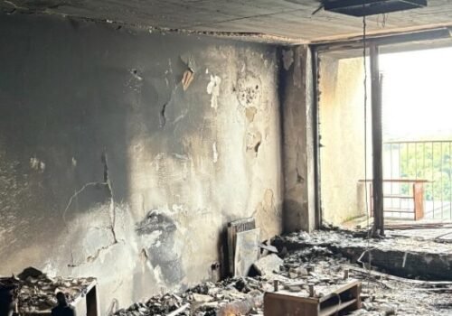 Tragédia pri Dunaji. Po požiari bratislavskej bytovky našli v jednom z bytov telo 75-ročného muža – FOTO