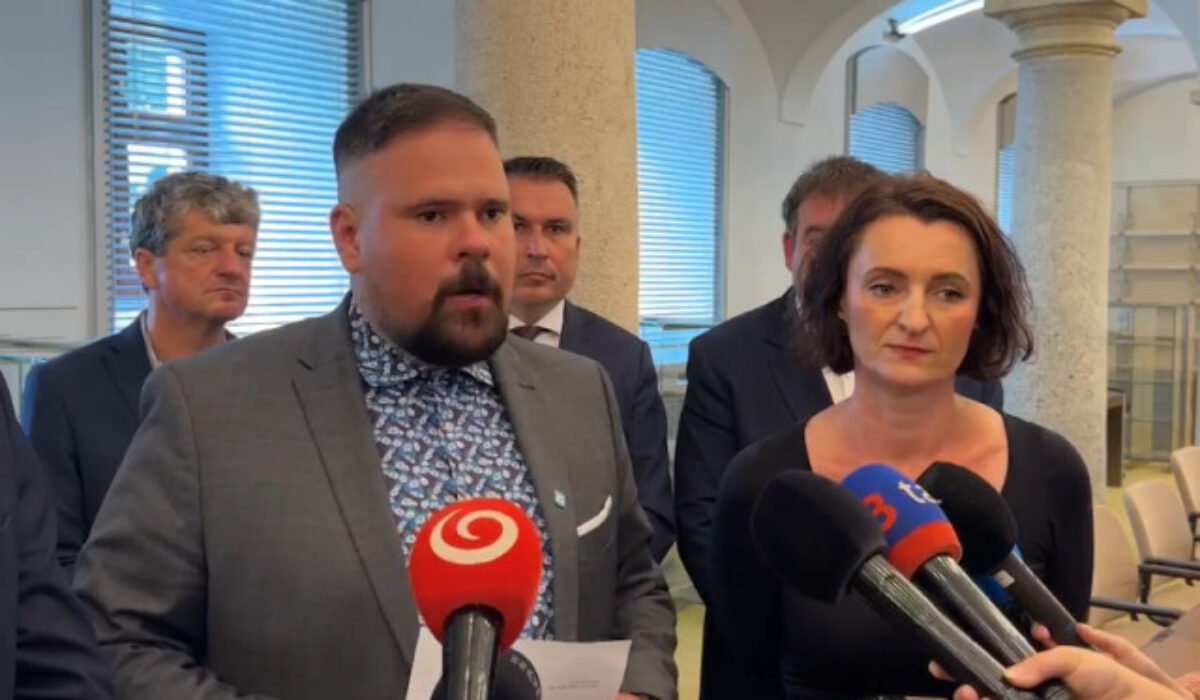Hlasu-SD podľa progresívcov vyhovuje zmrazenie peňazí pre samosprávy, koaliční poslanci na výbor opäť neprišli – VIDEO