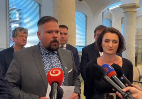 Hlasu-SD podľa progresívcov vyhovuje zmrazenie peňazí pre samosprávy, koaliční poslanci na výbor opäť neprišli – VIDEO