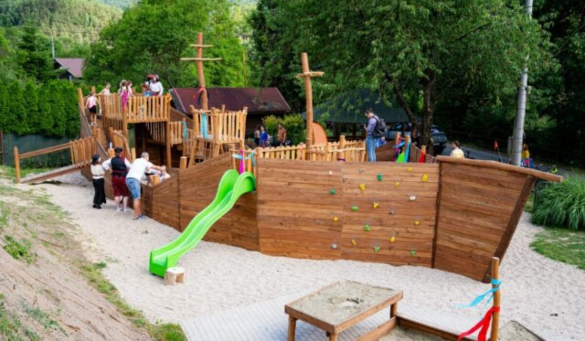 Na brehu Ružína otvorili nový rekreačný areál, dominuje mu drevená loď