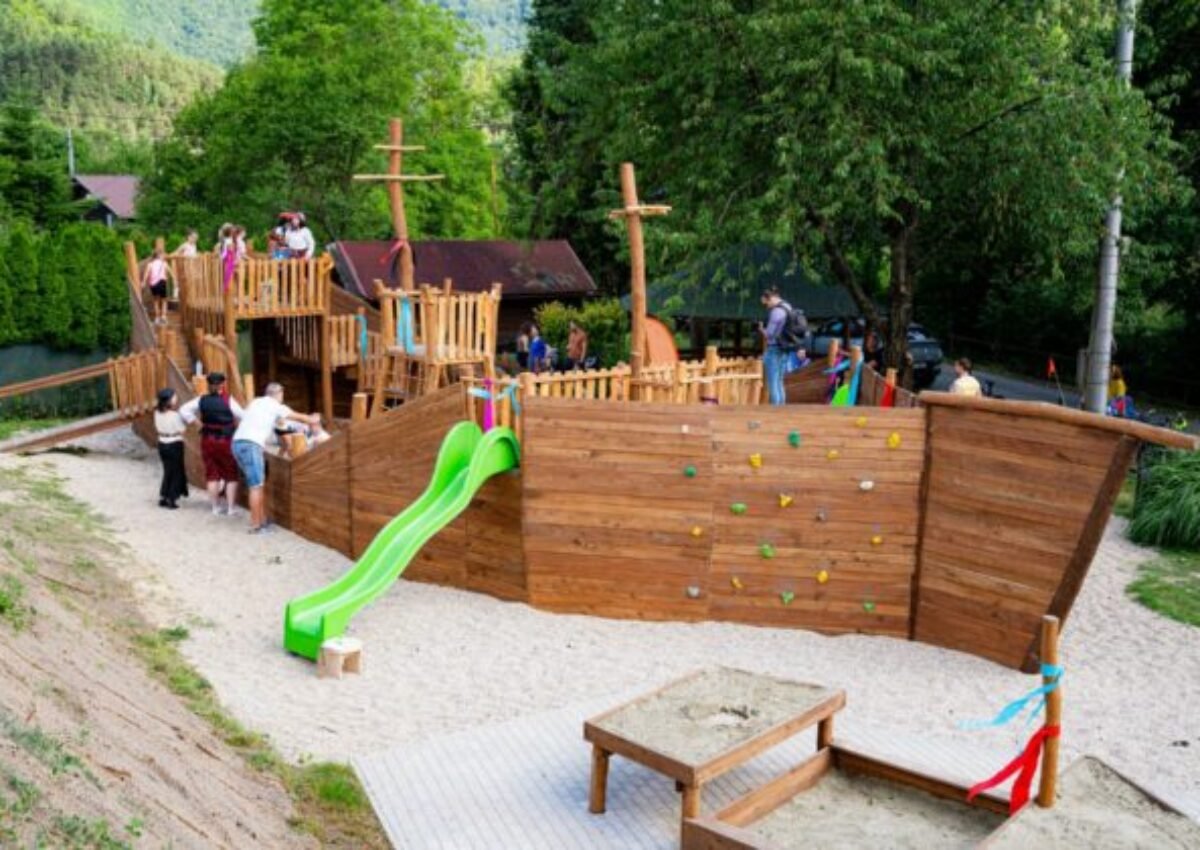 Na brehu Ružína otvorili nový rekreačný areál, dominuje mu drevená loď