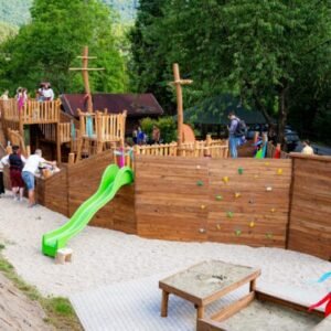 Na brehu Ružína otvorili nový rekreačný areál, dominuje mu drevená loď