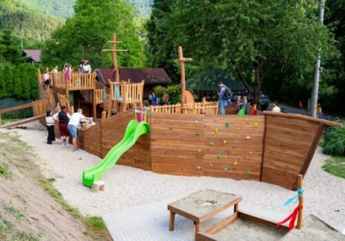 Na brehu Ružína otvorili nový rekreačný areál, dominuje mu drevená loď