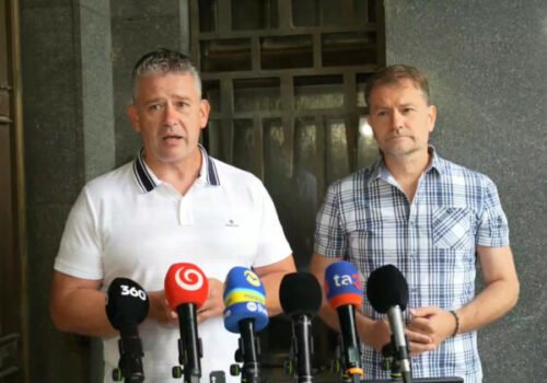 Ministerstvo vnútra a polícia svojou komunikáciou narušili medzinárodnú operáciu, kritizuje opozícia – VIDEO