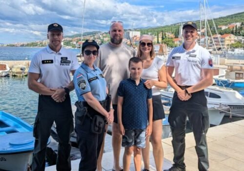 Uhryznutý turista, prvá pomoc Španielke či ukradnutá kabelka – slovenskí policajti v Chorvátsku majú plné ruky práce