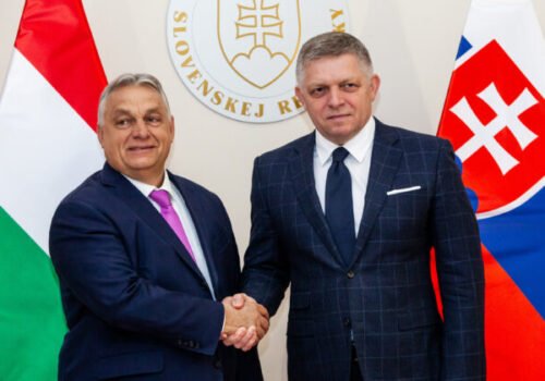 Demokrati obviňujú Fica z prihrávania biznisu Křetinskému a Orbánovi na úkor občanov