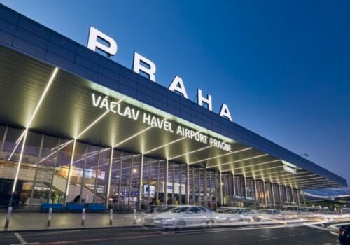 Po letisku v Prahe sa povozil motorkár, museli zastaviť leteckú premávku