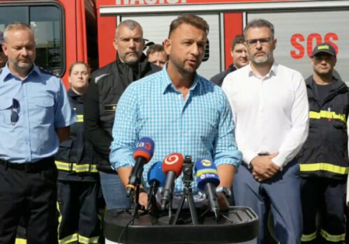 Šutaj Eštok odmieta kritiku opozície. Po veternej smršti štát konal okamžite, pomoc už dostalo 190 domácností – VIDEO