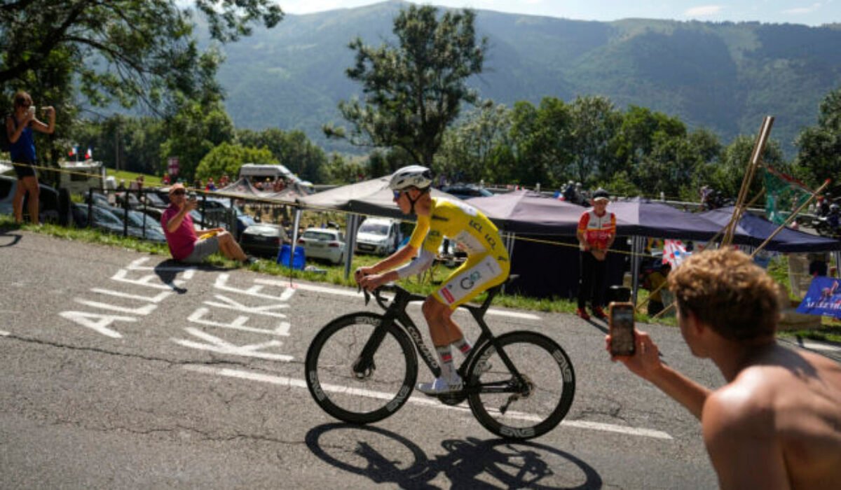 Pogačar navýšil náskok na Tour de France dominantným víťazstvom v časovke, súperov prekvapil klasickým bicyklom
