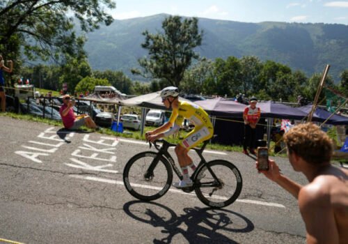 Pogačar navýšil náskok na Tour de France dominantným víťazstvom v časovke, súperov prekvapil klasickým bicyklom