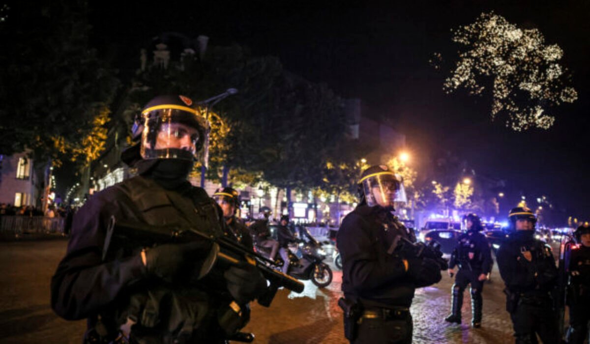 Maskovaní výtržníci zaútočili na diaľnicu v Limoges, polícia hlási zranených