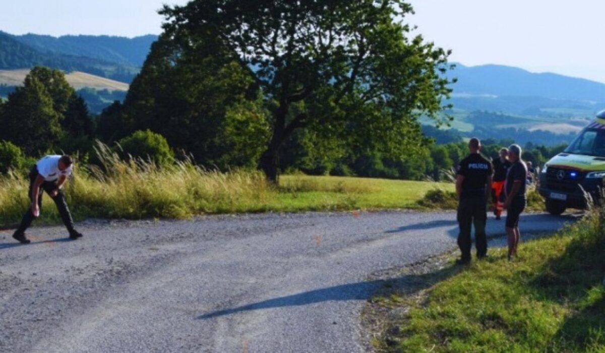 Cyklista nezvládol zákrutu na ceste v Ľubietovej, zraneniam po páde na mieste podľahol