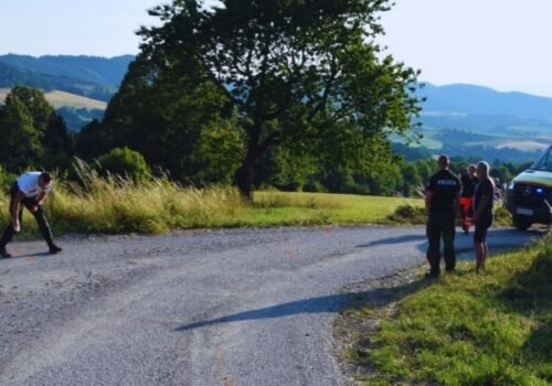 Cyklista nezvládol zákrutu na ceste v Ľubietovej, zraneniam po páde na mieste podľahol
