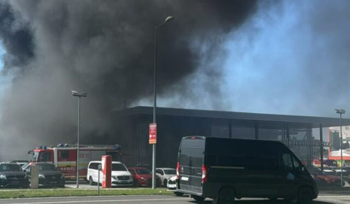 V Dunajskej Strede horela strecha autosalónu s fotovoltikou. Hasiči evakuovali vozidlá z okolia – FOTO