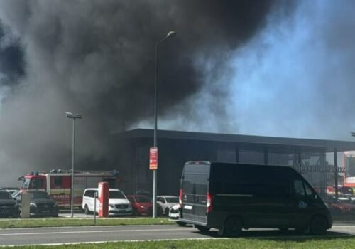 V Dunajskej Strede horela strecha autosalónu s fotovoltikou. Hasiči evakuovali vozidlá z okolia – FOTO