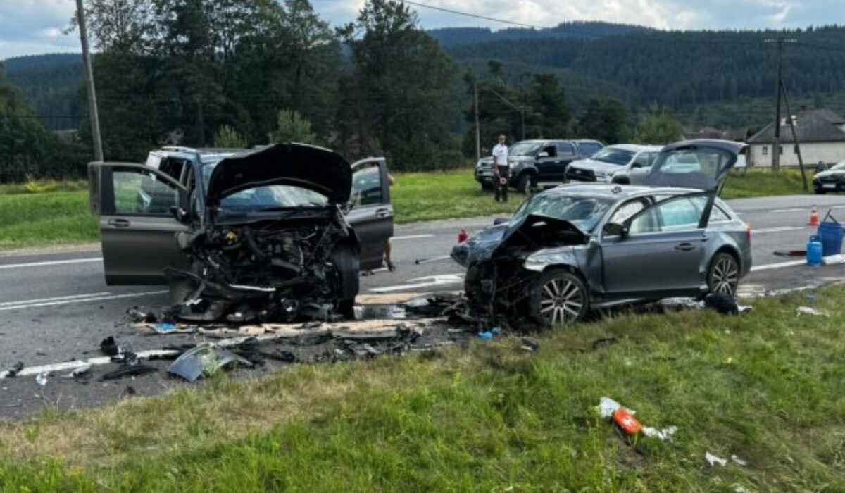 Audi sa pri Važci čelne zrazilo s Mercedesom, ani u jedného vodiča nezistili alkohol
