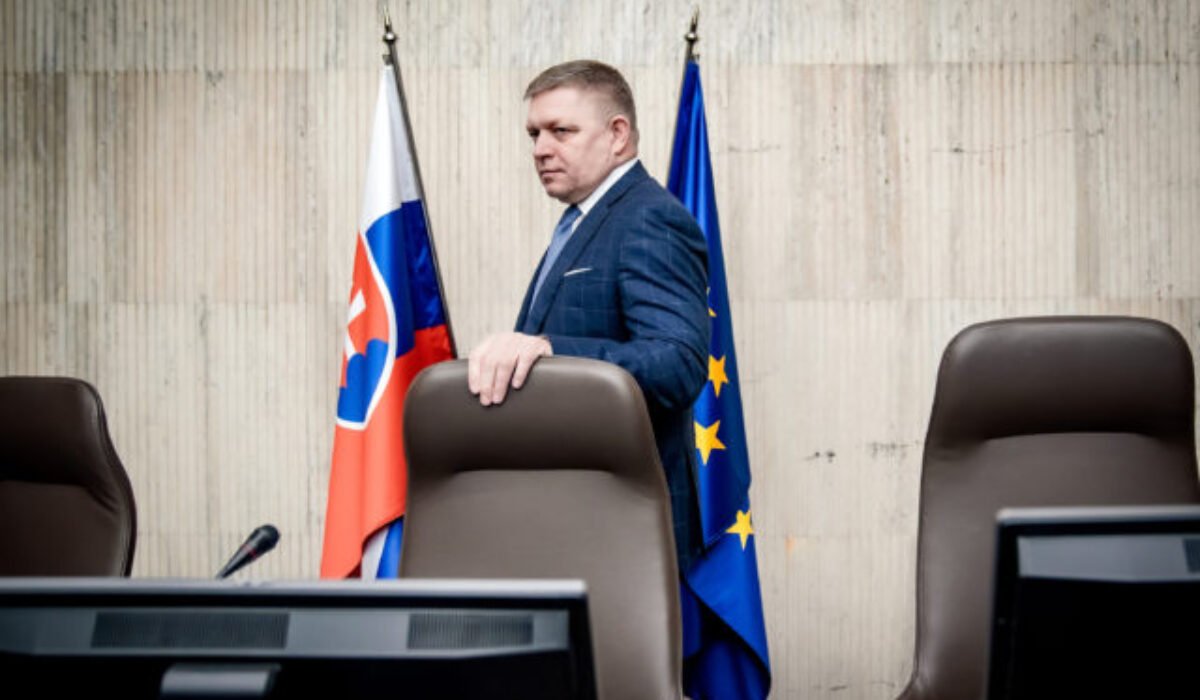 Fico by mal podľa Zoroslava Kollára odísť z politiky, v devastácii štátu pokračuje rovnakým tempom ako Matovič