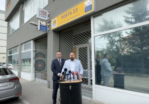 Progresívci kritizujú ministra Ráža. Namiesto modernizácie ruší pobočky pôšt a mlčí o pláne – VIDEO