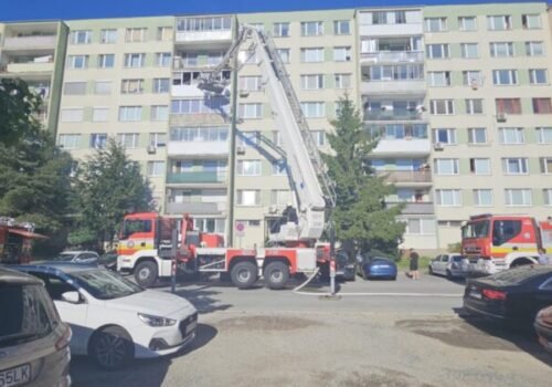 Z bytu v Košiciach šľahali plamene, zasahovala výšková technika aj hasičská sanitka – FOTO