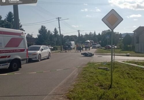 Zrážku s autom v Boleráze neprežil 50 ročný motorkár – FOTO