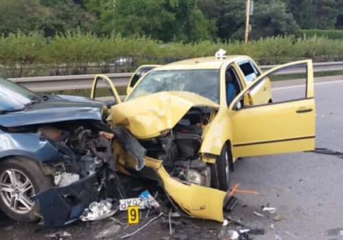 V Košiciach sa pri zrážke dvoch osobných áut zranilo šesť osôb, medzi nimi bolo aj dieťa – FOTO